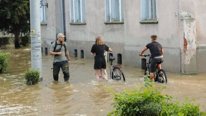 Jak pomóc powodzianom, by nie narobić sobie problemów? Skarbówka wyjaśnia