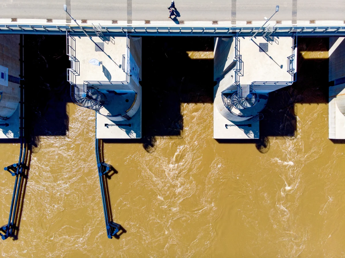 W zbiorniku Racibórz Dolny, który przechwycił falę wezbraniową na Odrze, jest ok. 102 mln m sześc. wody, czyli 55 proc. jego pojemności. Pobliski polder Buków gromadzi ok. 20,2 mln m sześc. wody, co stanowi 35 proc. jego pojemności. Taką informacje w piątek przed południem podały Wody Polskie.