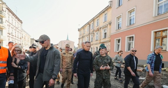 "Postaram się - jeśli tylko premier podpisze wszystkie konieczne dokumenty - aby jeszcze w piątek była zrealizowana nominacja pełnomocnika rządu ds. odbudowy po powodzi, aby minister mógł jak najszybciej przystąpić do pracy" - zapowiedział prezydent. Andrzej Duda odwiedza dzisiaj Opolszczyznę i Dolny Śląsk, które najbardziej ucierpiały w wyniku powodzi. Prezydent odniósł się też do zarzutów, że powinien był pojechać na tereny dotknięte klęską żywiołową już w pierwszych dniach powodzi, a nie dopiero teraz. 