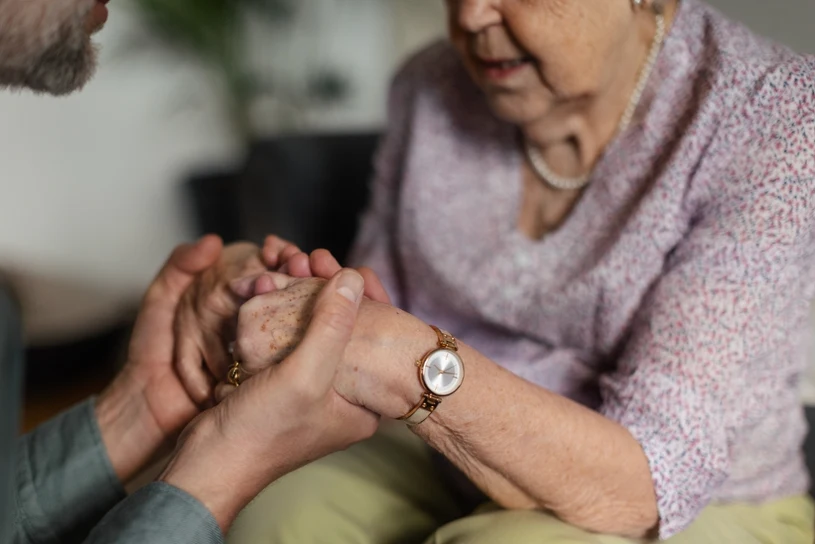 Niewidzialny etat. Polskie rodziny uwięzione w opiece nad dwoma pokoleniami