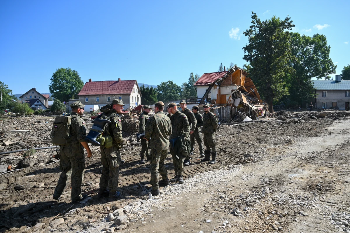 "Prosimy nie przyjeżdżać do miejsc dotkniętych kataklizmem, szczególnie do Stronia Śląskiego i Lądka-Zdroju" - zaapelowały dolnośląskie służby w piątek. "Jeśli planujesz ruszyć z pomocą do Kotliny Kłodzkiej, sprawdź, co dokładnie jest potrzebne. Zostaw dary w 'hubie' pomocowym w Kłodzku, Wrocławiu lub Wałbrzychu" - dodali strażacy. Co zatem dokładnie robić, jeśli chcemy pomóc?