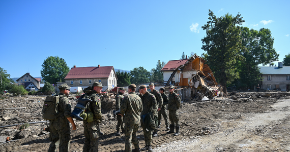 "Prosimy nie przyjeżdżać do miejsc dotkniętych kataklizmem, szczególnie do Stronia Śląskiego i Lądka-Zdroju" - zaapelowały dolnośląskie służby w piątek. "Jeśli planujesz ruszyć z pomocą do Kotliny Kłodzkiej, sprawdź, co dokładnie jest potrzebne. Zostaw dary w 'hubie' pomocowym w Kłodzku, Wrocławiu lub Wałbrzychu" - dodali strażacy. Co zatem dokładnie robić, jeśli chcemy pomóc?