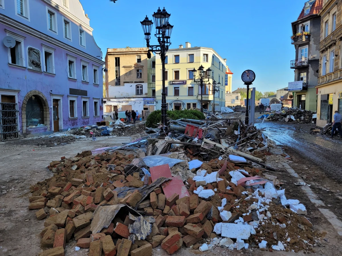 Błoto, piach, śmieci na ulicach, unoszący się w powietrzu zapach zgnilizny. Tak wygląda teraz centrum Kłodzka. Mieszkańcy rozpoczynają wielkie sprzątanie miasta. 