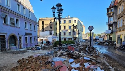 Błoto, piach i śmieci. Trwa wielkie sprzątanie Kłodzka