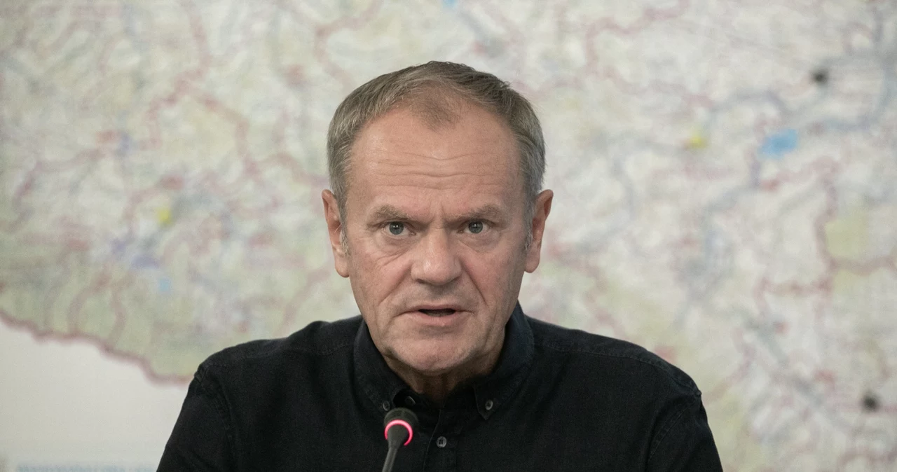 Donald Tusk podczas posiedzenia sztabu kryzysowego we Wrocławiu 