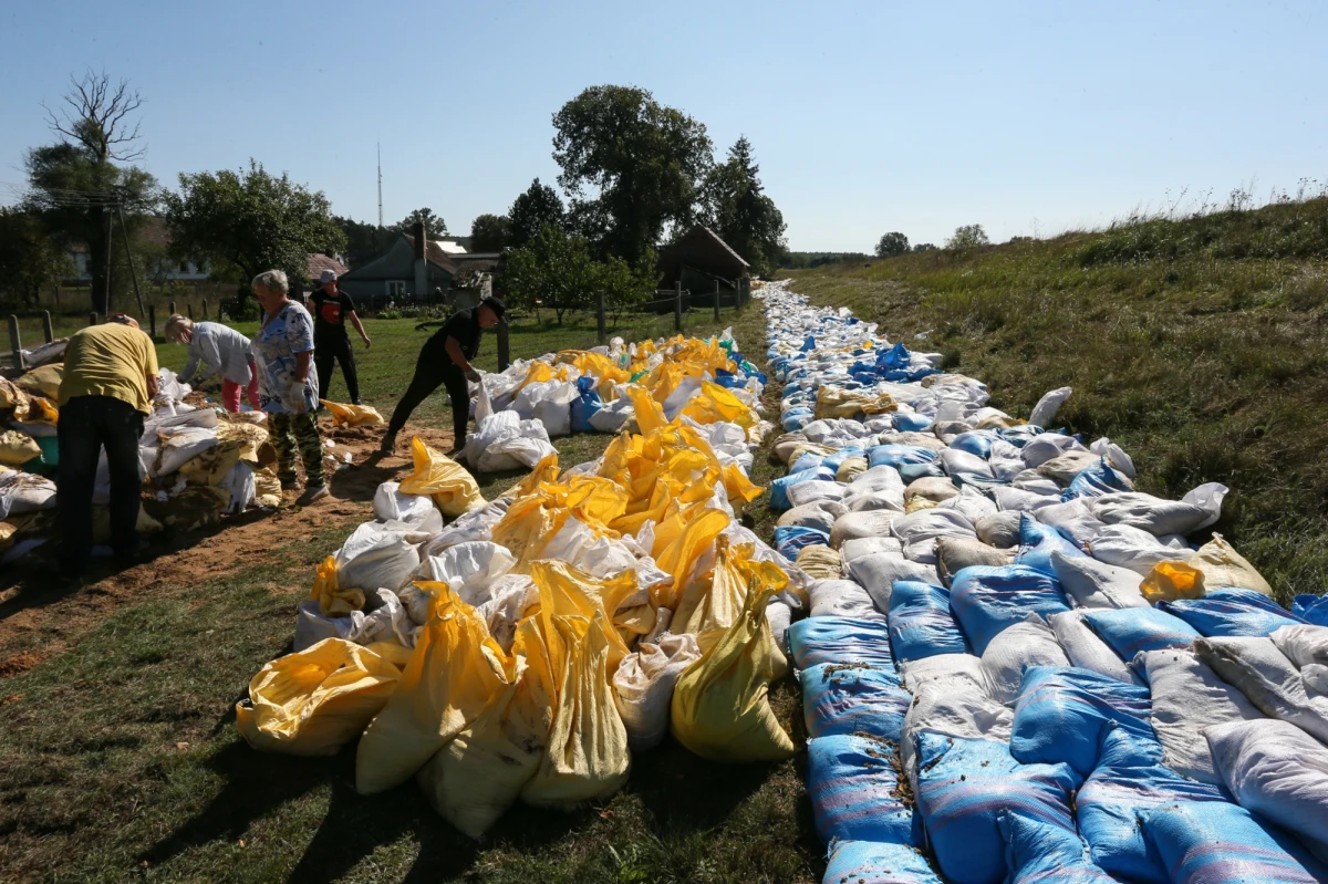 "W Głogowie istnieje ryzyko przelania się wody Odry przez wał. Bardzo blisko korony wału może sięgać woda" - poinformował dyrektor IMGW w piątek wieczorem podczas posiedzenia sztabu kryzysowego z udziałem Donalda Tuska. Synoptyk dodał też, że wszystkie wsie pomiędzy Wrocławiem a Nową Solą są w stanie relatywnego zagrożenia. Na tym samym posiedzeniu komendant główny Państwowej Straży Pożarnej Mariusz Feltynowski zapewnił, że w Głogowie nie ma zagrożenia powodzią. "Na miejscu są dwie kompanie specjalne. Wał został umocniony i sytuacja jest monitorowana" - powiedział komendant.