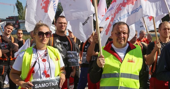 "Miały być miód i mleko, zostało grupowe zwolnienie z Beko", "Chcemy uczciwie pracować, a nie na bruku wylądować" - takie transperenty można było zobaczyć podczas protestu pracowników Beko w Łodzi. 