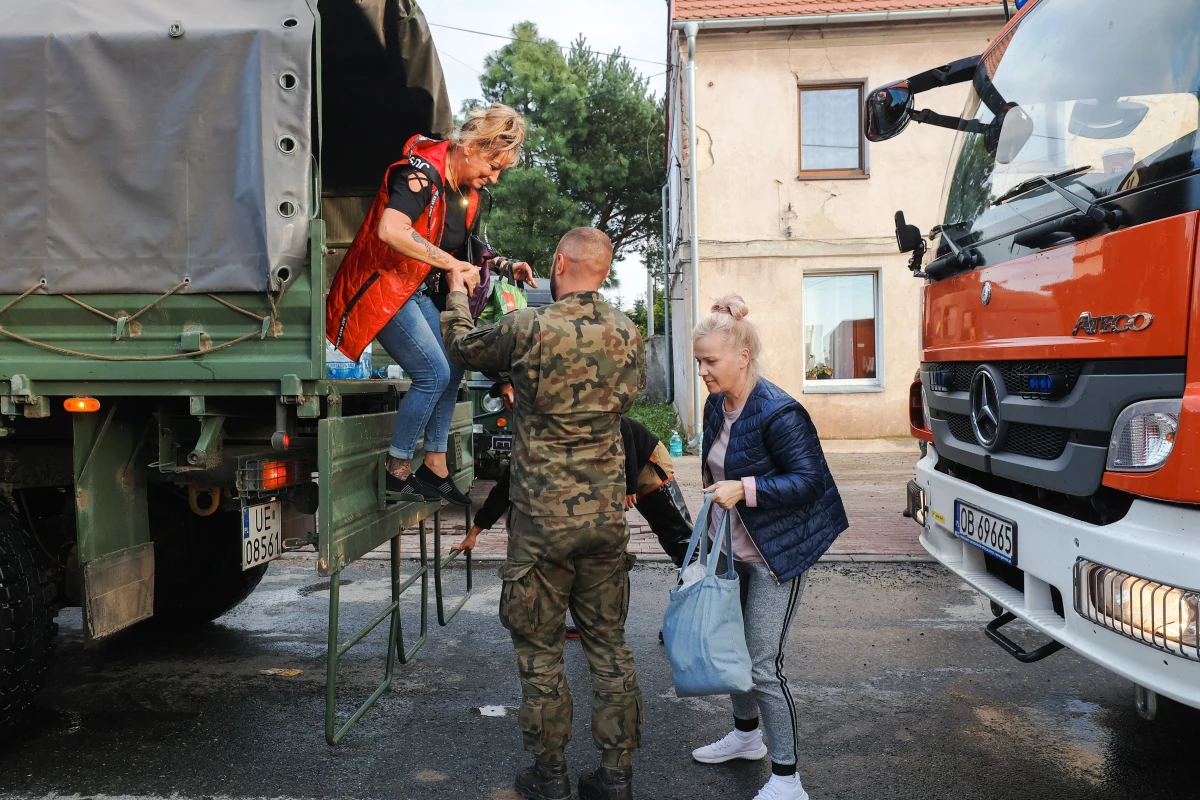 W czasie powodzi ewakuowanych do tej pory zostało 9113 osób - wynika z danych Ministerstwa Spraw Wewnętrznych i Administracji. Najwięcej osób strażacy ewakuowali w woj. opolskim.