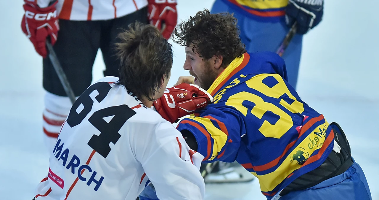 W meczu Comarch Cracovia - Podhale Nowy Targ nie tylko było wiele bramek, ale też była bójka rodem z NHL. Na zdjęciu Szymon Bieniek (po lewej) i Jean Dupuy