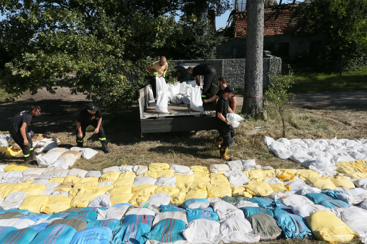 Fala kulminacyjna przeszła przez Dolny Śląsk. W nocy uszczelniano wały przy wsi Prawików w powiecie wołowskim (Dolnośląskie). Burmistrz Dariusz Chmura zarządził ewakuację części wsi, ale zdecydowali się na to tylko mieszkańcy dwóch domów.