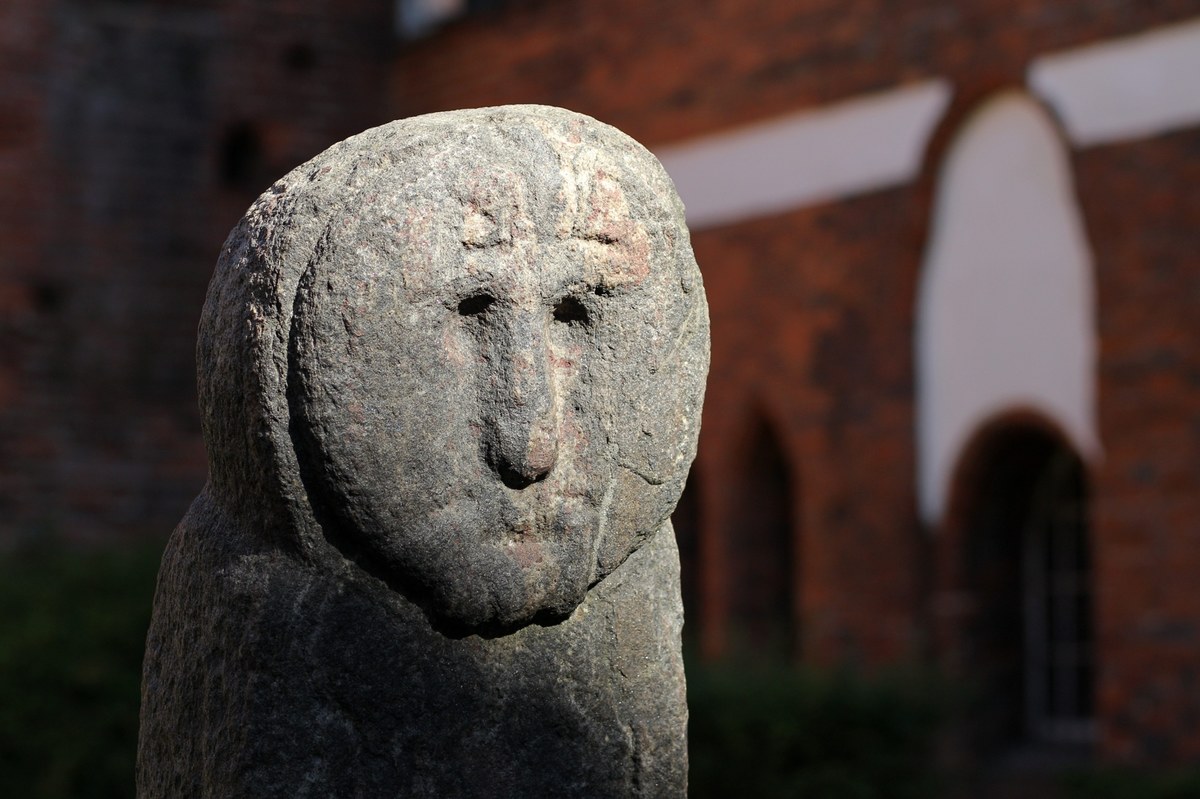 Oryginalna Baba Pruska, która od 1945 roku stoi na dziedzińcu olsztyńskiego zamku zmieniła lokalizację - muzealnicy przestawili ją tak, że teraz jest lepiej widoczna. "Ponieważ jest lepiej oświetlona, widać teraz, że ma brodę" - powiedział zastępca dyrektora Muzeum Warmii i Mazur Sebastian Mierzyński.