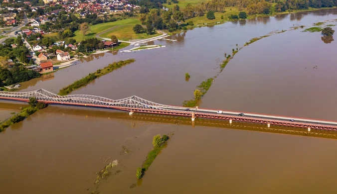 Woda wdarła się do miasta, zalewa posesje. "Wytrzymajcie"