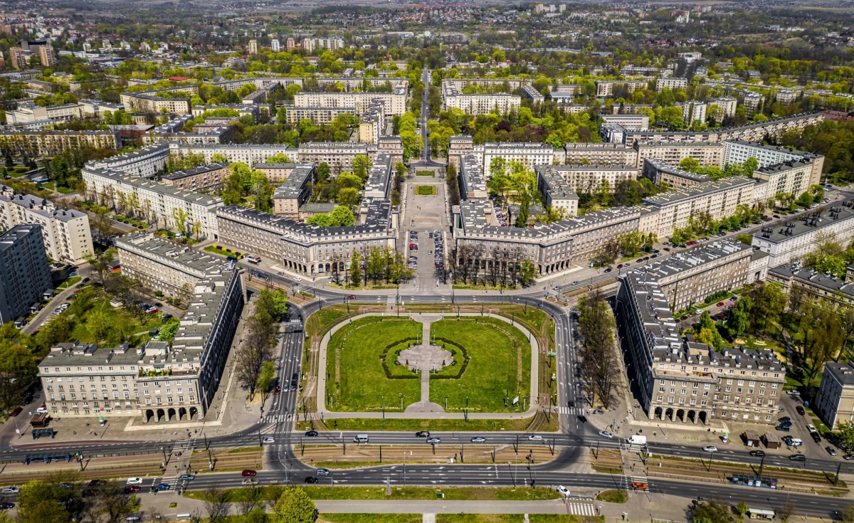 "Pewnego razu w nowym mieście, czyli historia Nowej Huty 1949-2024" - to tytuł wystawy, jaką od niedzieli będzie można oglądać na placu Centralnym im. Ronalda Regana w Krakowie. Jest to komiksowa opowieść o założonej 75 lat temu sztandarowej dzielnicy PRL.