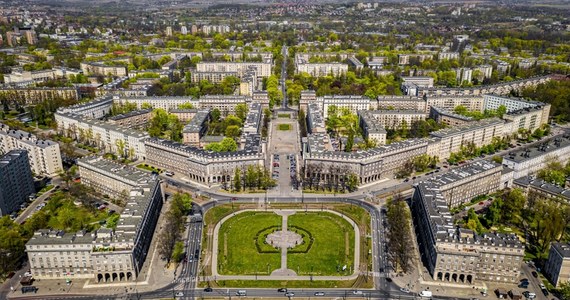 "Pewnego razu w nowym mieście, czyli historia Nowej Huty 1949-2024" - to tytuł wystawy, jaką od niedzieli będzie można oglądać na placu Centralnym im. Ronalda Regana w Krakowie. Jest to komiksowa opowieść o założonej 75 lat temu sztandarowej dzielnicy PRL.