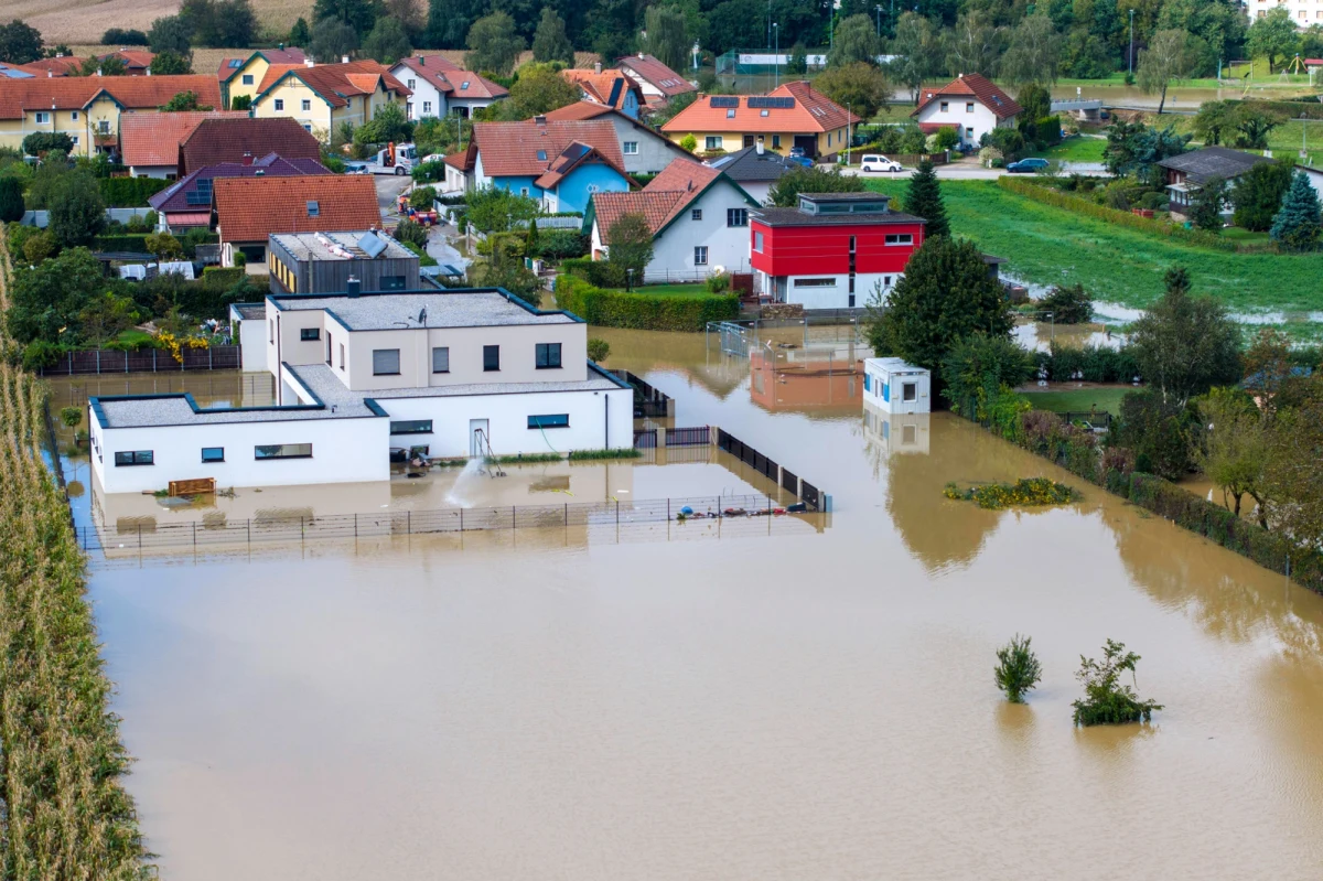 W Dolnej Austrii trwa usuwanie zniszczeń po ubiegłotygodniowej powodzi. Ponad 100 dróg nadal pozostaje zamkniętych. Katastrofa żywiołowa zmieniła przebieg kampanii politycznej przed wyborami do parlamentu.