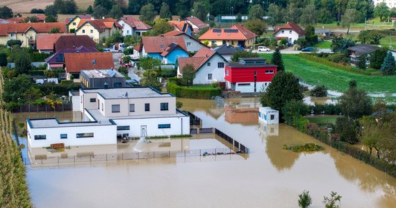 W Dolnej Austrii trwa usuwanie zniszczeń po ubiegłotygodniowej powodzi. Ponad 100 dróg nadal pozostaje zamkniętych. Katastrofa żywiołowa zmieniła przebieg kampanii politycznej przed wyborami do parlamentu.