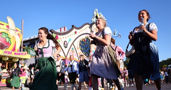 Tradycyjnym okrzykiem "O'zapft is" (napoczęte) nadburmistrz Monachium Dieter Reiter otworzył w południe pierwszą beczkę piwa, inaugurując w ten sposób początek 189. Oktoberfestu. Największy na świecie festiwal piwa na monachijskiej Theresienwiese potrwa do 6 października.