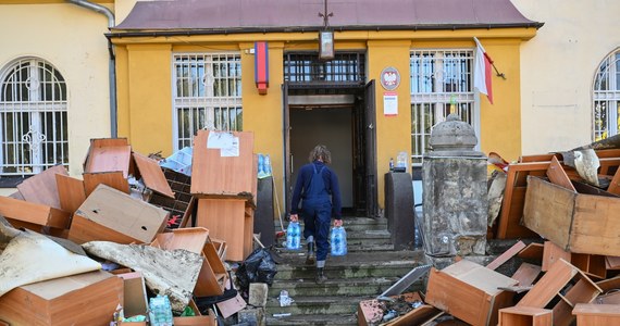 Wiele osób poruszonych dramatem rozgrywającym się na terenach dotkniętych powodzią podejmuje - często spontaniczne - próby pomocy. Niektórzy własnymi samochodami dowożą do znanych z medialnych doniesień miejscowości żywność czy artykuły higieniczne. To oczywiście szlachetne, ale zdarza się, że takie oddolne inicjatywy są nie do końca skuteczne i tylko potęgują chaos. O czym warto pamiętać, decydując się na pomoc dla powodzian? Zebraliśmy dla Was najważniejsze informacje. 