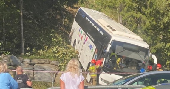 Niebezpieczna sytuacja w Zakopanem. Autokar stoczył się ze skarpy. Nikt nie został poszkodowany. 