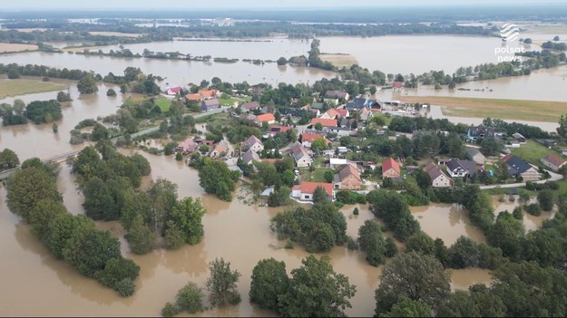 Na powodziowe tereny ruszyły tłumy mieszkańców rejonów niedotkniętych powodzią. Zdecydowana większość to ludzie, którzy chcą pomóc w sprzątaniu i naprawie zniszczeń, ale nie brakuje gapiów, którzy chcą jedynie obejrzeć po powodziowe zniszczenia, blokując często pomoc służb. Dla ''Wydarzeń'' Nella Krysztofowicz.