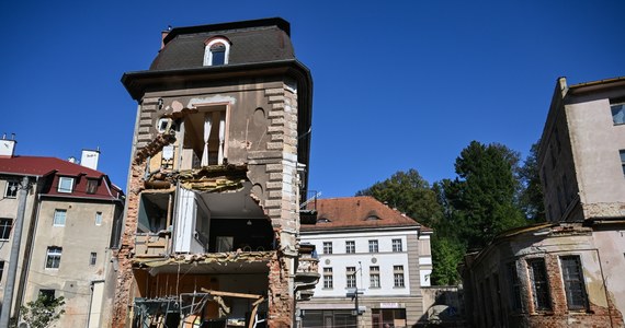 Około 10 tys. uszkodzonych domów tylko w województwach dolnośląskim i śląskim - to dane ze wstępnych raportów o stratach po powodzi w Polsce. Przedstawili je wojewodowie podczas spotkania z premierem Donaldem Tuskiem.