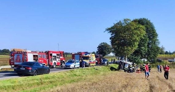 Dwie osoby nie żyją, a 17 jest rannych, to tragiczny bilans wypadku, do którego doszło na drodze krajowej nr 74 w Lechowie (Świętokrzyskie).  Informację o tragicznym zdarzeniu dostaliśmy na Gorącą Linię RMF FM. 