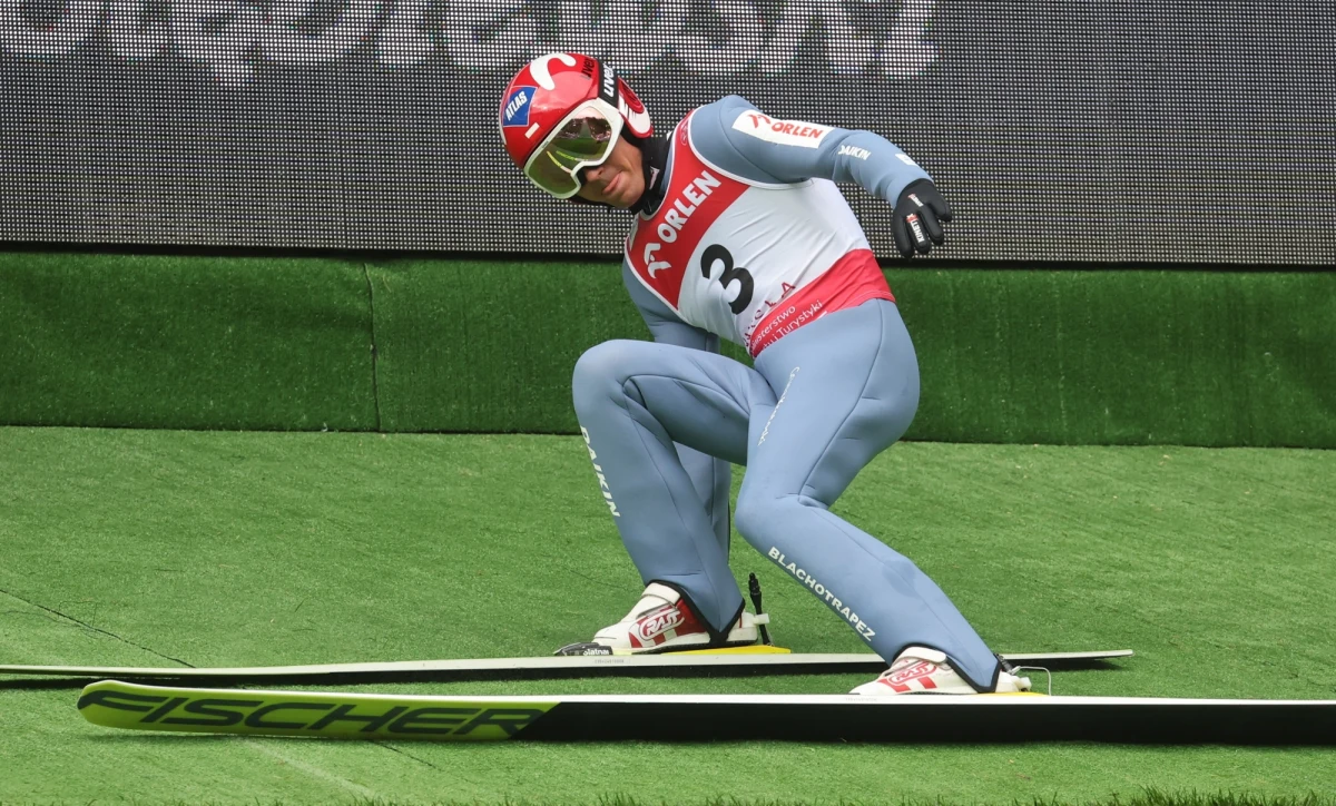 Niepokojące doniesienia w sprawie stanu zdrowia Kamila Stocha. Jak poinformował Polski Związek Narciarski, zawodnik po dalekim skoku na Wielkiej Krokwi w Zakopanem poczuł ból w kolanie. 37-latek w poniedziałek przejdzie badanie rezonansem magnetycznym.