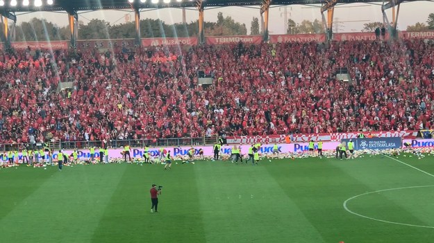 Podczas meczu Widzew - Piast Gliwice odbyła się akcja charytatywna. Za każdego rzuconego misia sponsor płacił złotówkę dla chorego chłopca.