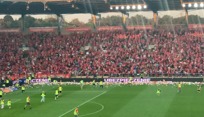 Kibice Widzewa wzięli udział w akcji "Dorzuć misie". WIDEO