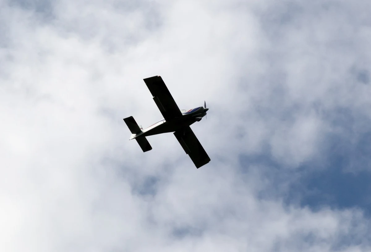 Groźny incydent z udziałem awionetki w Łomży (woj. podlaskie). Samolot spadł na zaparkowane na terenie lotniska samochody. Na szczęście nikomu nic się nie stało.