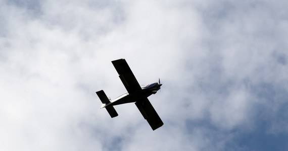 Groźny incydent z udziałem awionetki w Łomży (woj. podlaskie). Samolot spadł na zaparkowane na terenie lotniska samochody. Na szczęście nikomu nic się nie stało.