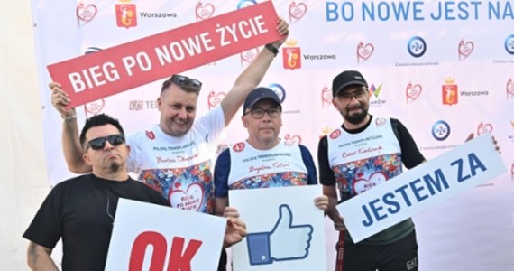 Ponad 400 osób wzięło udział w 25. edycji Biegu po Nowe Życie w Warszawie. Wydarzenie od lat promuje polską transplantologię. Tegoroczna edycja nie skupiła się jedynie na osobach po przeszczepie, ale również na pomocy powodzianom. 