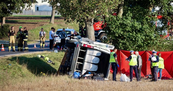 Dwie osoby nie żyją, a 17 jest rannych, to tragiczny bilans wypadku, do którego doszło na drodze krajowej nr 74 w Lechowie (Świętokrzyskie).  Informację o tragicznym zdarzeniu dostaliśmy na Gorącą Linię RMF FM. 