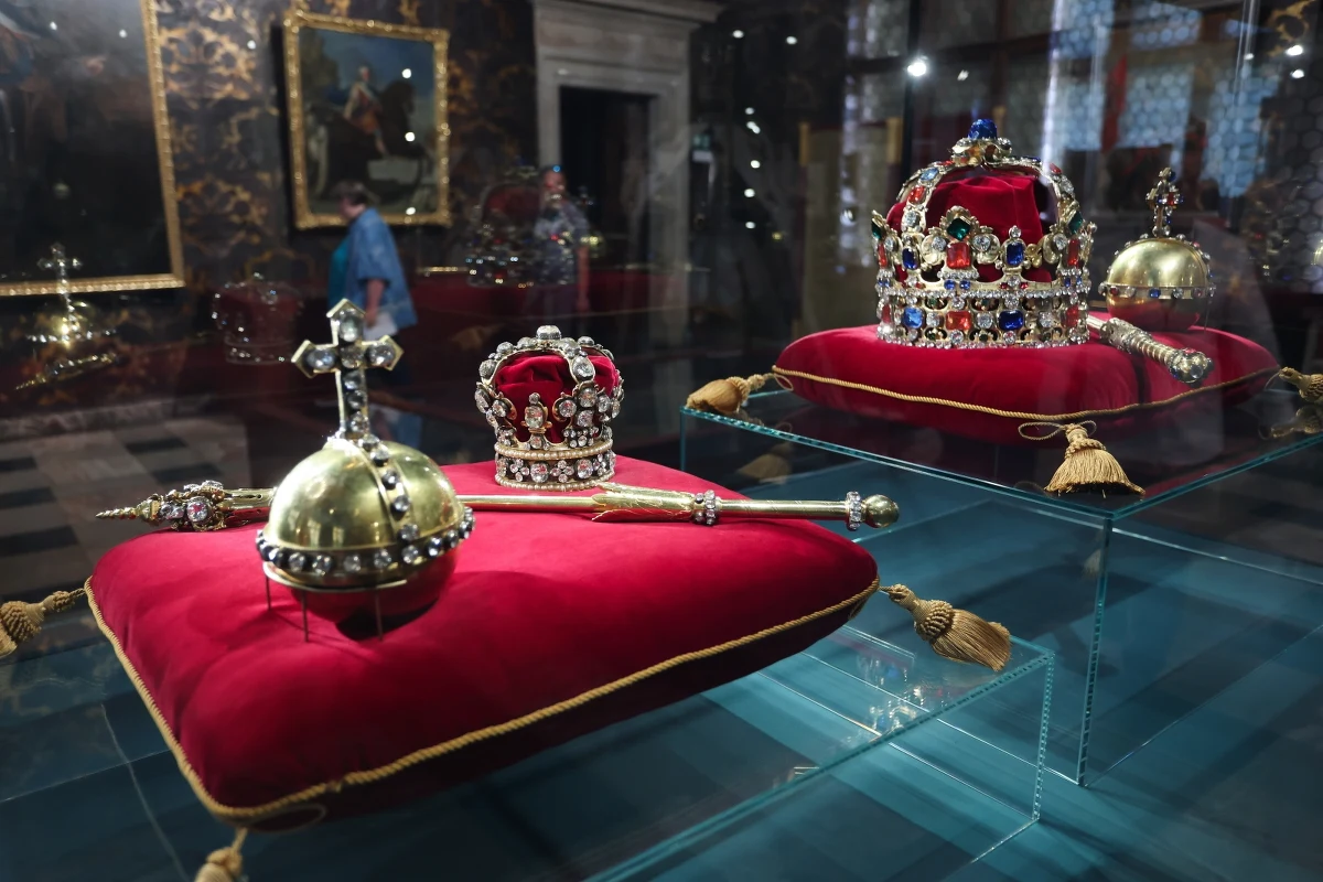 Zamek Królewski na Wawelu zaprasza na wystawę, dzięki której widzowie będą mogli poznać przebieg ceremonii koronacji na władców Polski Augusta II i Augusta III z dynastii Sasów. Prezentowane eksponaty pochodzą nie tylko ze zbiorów krakowskiej instytucji, ale także Muzeum Narodowego w Warszawie i Państwowych Zbiorów Sztuki w Dreźnie.