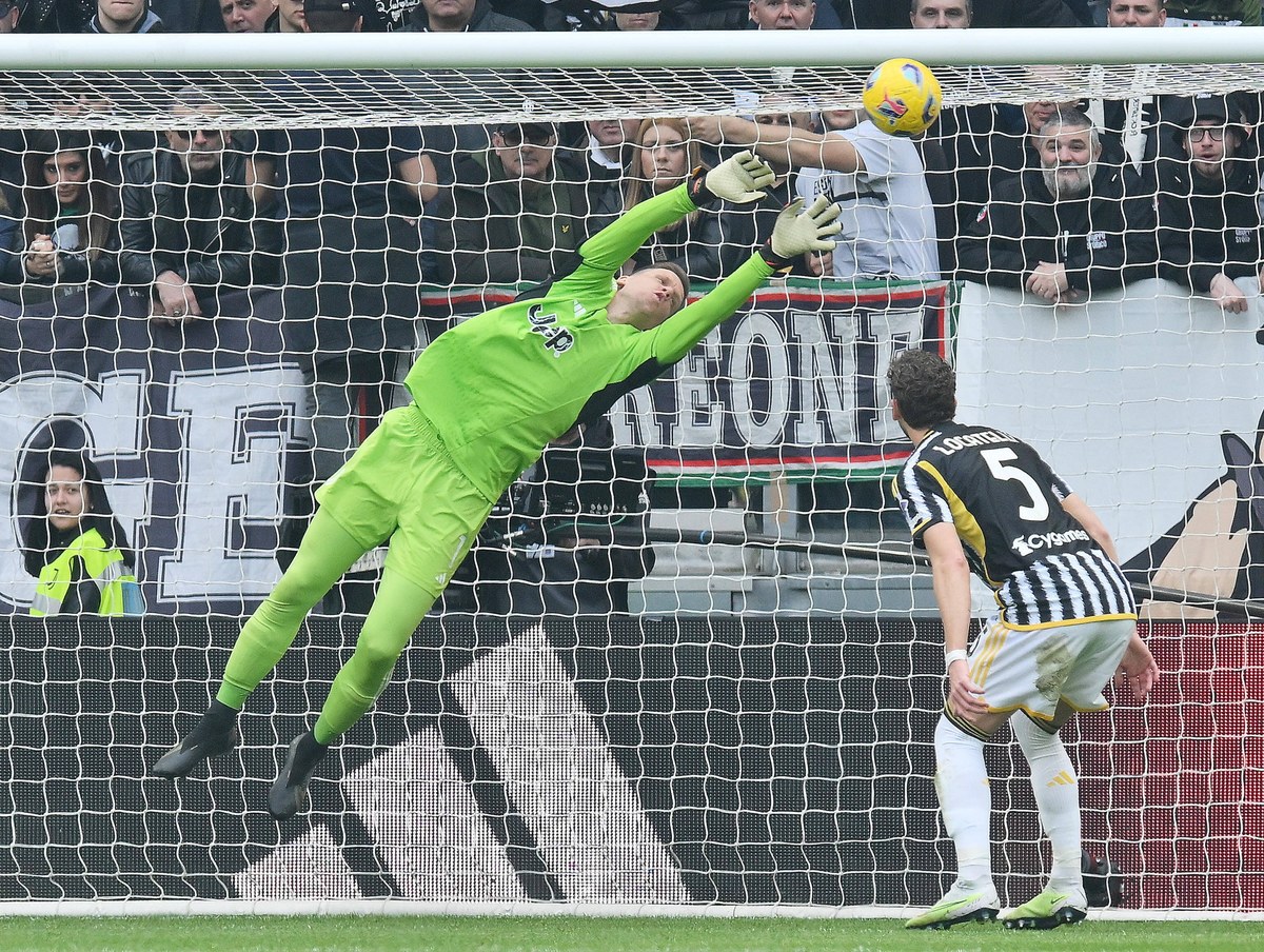 Juventus Turyn uroczyście pożegnał Wojciecha Szczęsnego, który był bramkarzem "Starej Damy" przez siedem lat. Ceremonia miała miejsce przed meczem z Napoli (0:0) w 5. kolejce włoskiej ekstraklasy piłkarskiej.