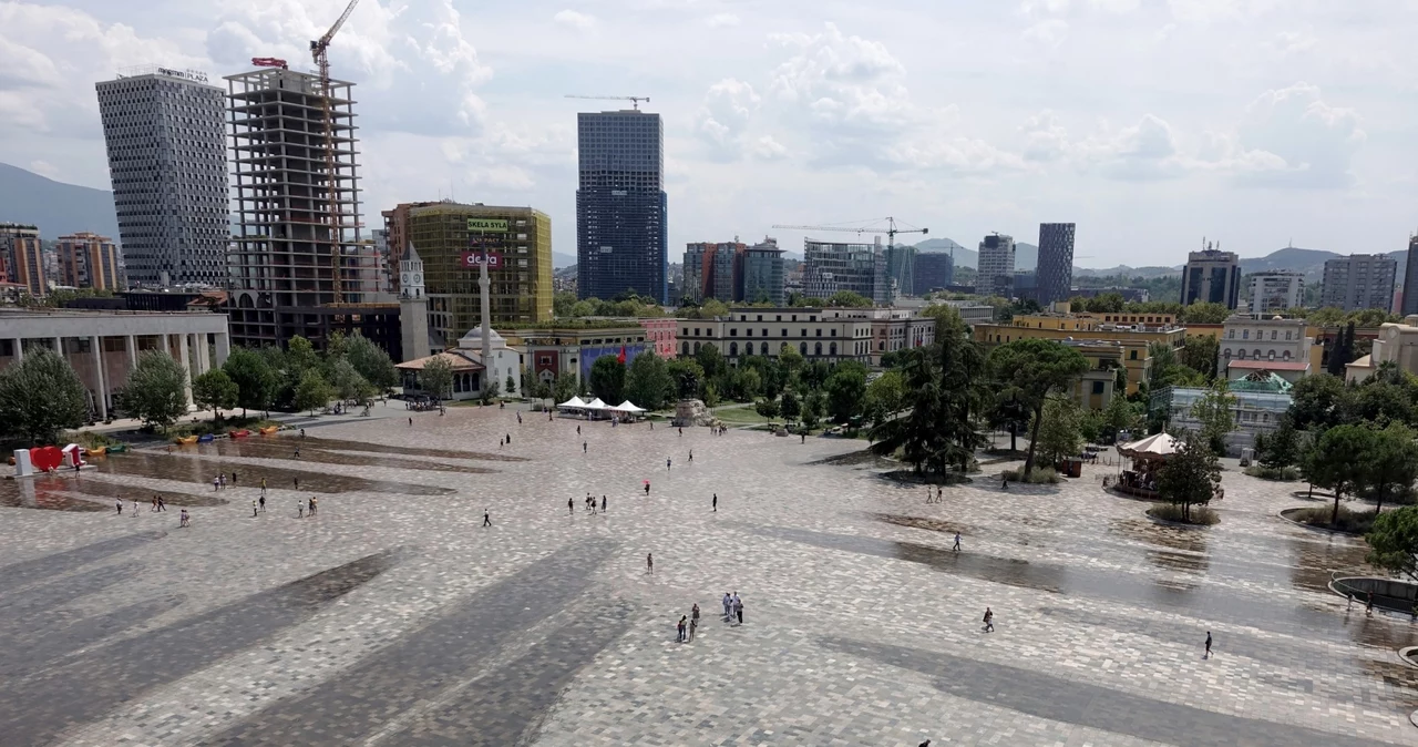 Albańczycy chcą powstrzymać "ucieczkę" lekarzy. Na zdjęciu główny plac albańskiej stolicy Tirany 