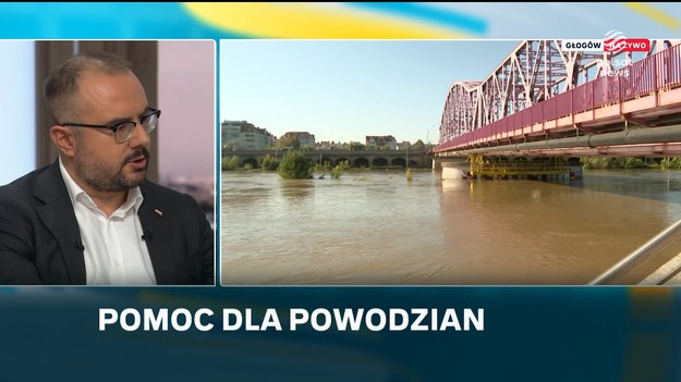 Wiceminister Wiesław Szczepański z Nowej Lewicy, który w MSWiA koordynuje działania pomocy humanitarnej przekazał, że aktualny bilans powodzi to siedem ofiar i jedna osoba poszukiwana. Zapewnił, że wszyscy potrzebujący otrzymają zapowiedzianą przez rząd pomoc. Natomiast Polska cały czas czeka na środku unijne, których przekazanie zapowiedziała szefowa KE, Ursula von der Leyen. Szczepański zaznaczył, że powodzianie mają otrzymywać pieniądze w następnym dniu roboczym po złożeniu wniosku o zasiłek. - Chciałbym wierzyć na słowo, ale wam się nie da wierzyć na słowo, po tym, co opowiadaliście od 13 września, kiedy premier Tusk powiedział, że "prognozy nie są przesadnie alarmujące", chociaż mieliście ostrzeżenia z IMGW - odpowiadał Paweł Jabłoński z PiS. Szczepański zaznaczył, że jego ludzie robią wszystko, żeby sytuację uprościć do minimum. Sytuacja jest trudna w Lądku-Zdroju, gdzie ze względu na zniszczenia nowy punkt pomocy muszą organizować służby. - Możecie mówić różne rzeczy, ale prawda jest taka, że to, w jaki sposób premier zarządza tym kryzysem, jest bardzo transparentne - ocenił Arkadiusz Marchewka, polityk PO i wiceminister infrastruktury.