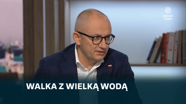 Szef BBN Jacek Siewiera stwierdził w "Gościu Wydarzeń", że ocena dla rządu za reakcję na powódź to "dostateczny plus". - Myślę, że to ocena zawyżona - powiedział Błażej Poboży, doradca prezydenta. - Szef rządu powinien ludziom mówić prawdę. Jeżeli wypowiedź premiera może być i nikt nie ma wątpliwości, że ona jest odbierana w sposób taki, który sugeruje, że zagrożenie jest mniejsze niż realnie, to trzeba liczyć się z konsekwencjami - mówił dalej. - Państwo zdało egzamin, ale tylko na szczeblu lokalnym. (...) - twierdzi Ewa Hernik-Zajączkowska z Konfederacji. Pytała Arkadiusza Marchewkę dlaczego sztaby kryzysowe nie były transmitowane od razu po ostrzeżeniach IMGW 10 września.