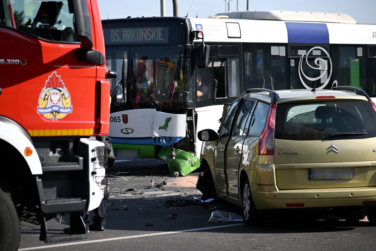 7 osób trafiło do szpitali po zderzeniu autobusu komunikacji miejskiej i auta osobowego w Szczecinie. Jak informują służby, stan 2 osób jest poważniejszy. 