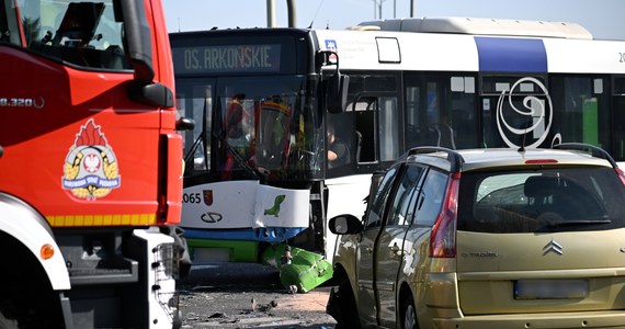 7 osób trafiło do szpitali po zderzeniu autobusu komunikacji miejskiej i auta osobowego w Szczecinie. Jak informują służby, stan 2 osób jest poważniejszy. 