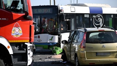 Autobus zderzył się z osobówką w Szczecinie. 7 osób w szpitalach