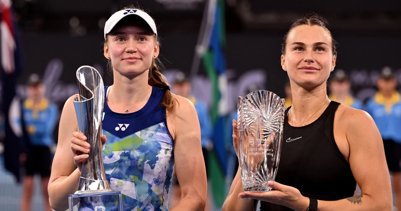 Jelena Rybakina i Aryna Sabalenka podczas ceremonii po tegorocznym finale WTA 500 w Brisbane