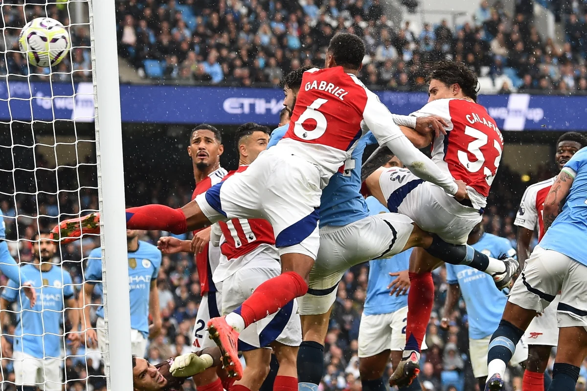 W hicie 5. kolejki angielskiej ekstraklasy piłkarskiej Manchester City zremisował u siebie z Arsenalem Londyn 2:2 (1:2) i awansował na pierwsze miejsce w tabeli. W drużynie gości od 74. minuty grał Jakub Kiwior.