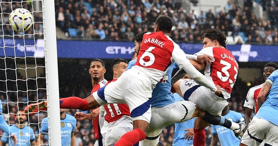 W hicie 5. kolejki angielskiej ekstraklasy piłkarskiej Manchester City zremisował u siebie z Arsenalem Londyn 2:2 (1:2) i awansował na pierwsze miejsce w tabeli. W drużynie gości od 74. minuty grał Jakub Kiwior.