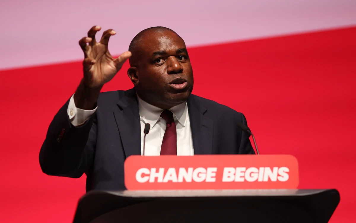 Brytyjski minister spraw zagranicznych David Lammy powiedział, że kwestii zezwolenia Ukrainie na użycie przekazanej jej broni do ataków na cele wewnątrz Rosji nadszedł czas na "tupet i odwagę".