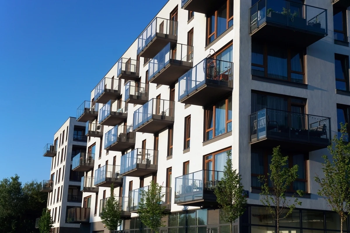 Ponad 46 procent Polaków uważa, że program dopłat do kredytów mieszkaniowych polepszy sytuację osób chcących kupić dom lub mieszkanie - wynika z najnowszego sondażu United Surveys dla RMF FM i "Dziennika Gazety Prawnej". Z kolei zdaniem prawie 37 proc. ankietowanych pomysł ten będzie miał zły wpływ na planujących zakup własnego M.