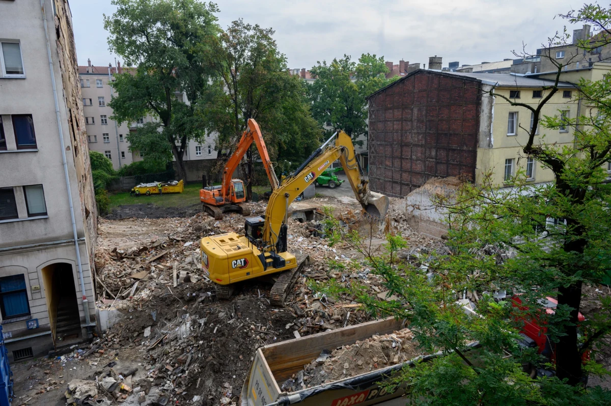 Od dziś zostanie zmniejszona "strefa zero" wyznaczona na ul. Kraszewskiego w Poznaniu - zdecydował Powiatowy Inspektor Nadzoru Budowlanego dla Miasta Poznania. To oznacza, że dla pieszych dostępna będzie część chodnika bezpośrednio przed kamienicą numer 11 obok działki, na której stała kamienica zniszczona pożarem i wybuchem w nocy z 24 na 25 sierpnia.
