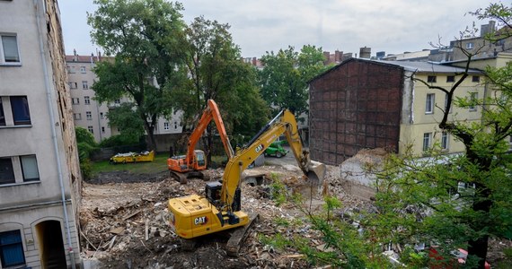 Od dziś zostanie zmniejszona "strefa zero" wyznaczona na ul. Kraszewskiego w Poznaniu - zdecydował Powiatowy Inspektor Nadzoru Budowlanego dla Miasta Poznania. To oznacza, że dla pieszych dostępna będzie część chodnika bezpośrednio przed kamienicą numer 11 obok działki, na której stała kamienica zniszczona pożarem i wybuchem w nocy z 24 na 25 sierpnia.