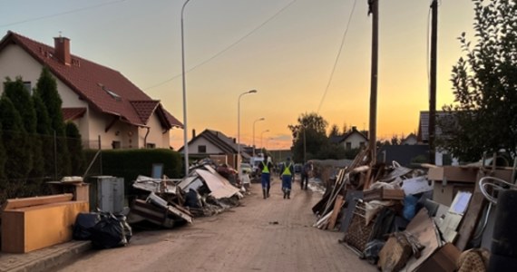 Wiele osób poruszonych dramatem rozgrywającym się na terenach dotkniętych powodzią podejmuje - często spontaniczne - próby pomocy. Niektórzy własnymi samochodami dowożą do znanych z medialnych doniesień miejscowości żywność czy artykuły higieniczne. To oczywiście szlachetne, ale zdarza się, że takie oddolne inicjatywy są nie do końca skuteczne i tylko potęgują chaos. O czym warto pamiętać, decydując się na pomoc dla powodzian? Zebraliśmy dla Was najważniejsze informacje. 