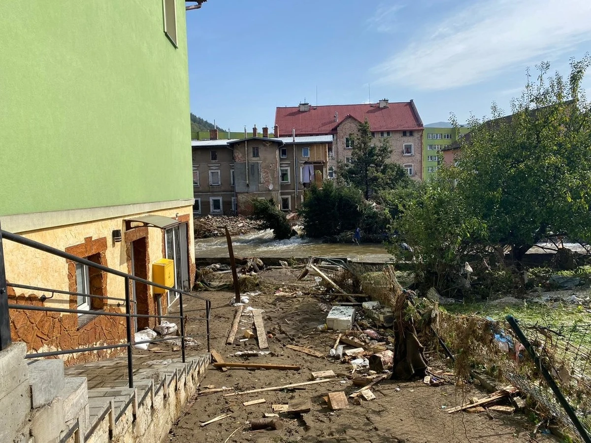 Uczniowie ze szkoły podstawowej w Lądku-Zdroju nieprędko wrócą do szkolnej rzeczywistości. Placówka została zalana przez wodę, szkody są ogromne. Podobna sytuacja jest w Nysie. Tam zniszczona została szkolna kuchnia. Na razie dyrektorzy zachęcają do tzw. kolonii dla powodzian, czyli możliwości skorzystania z wyjazdu dzieci na "zieloną" lub "błękitną szkołę". W całym kraju z powodu powodzi zamkniętych zostało kilkaset szkół.